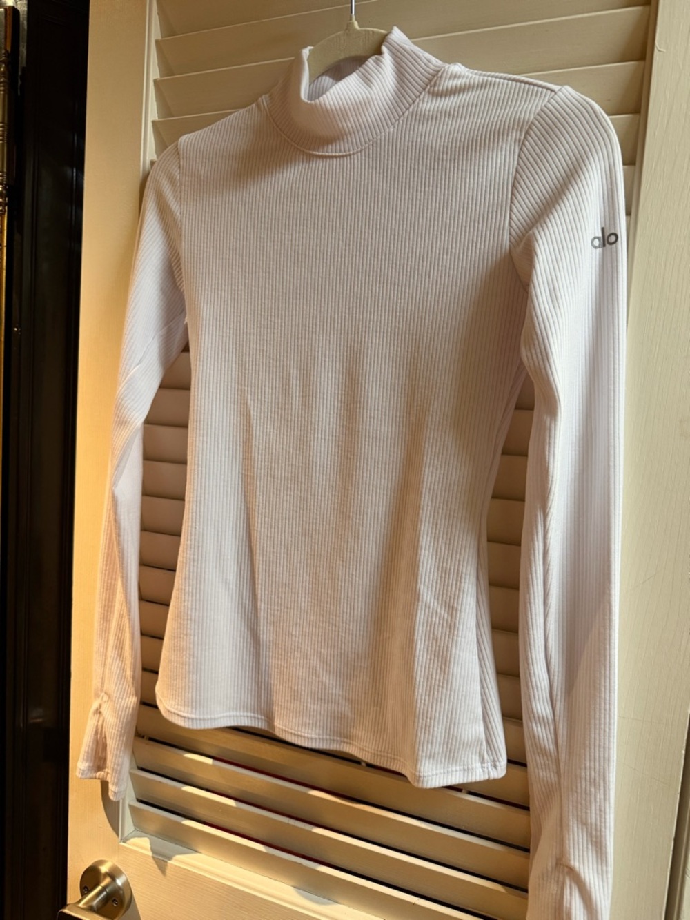 ALO Yoga Women's White Ribbed Long-Sleeve Mock Neck Top With Thumb Holes